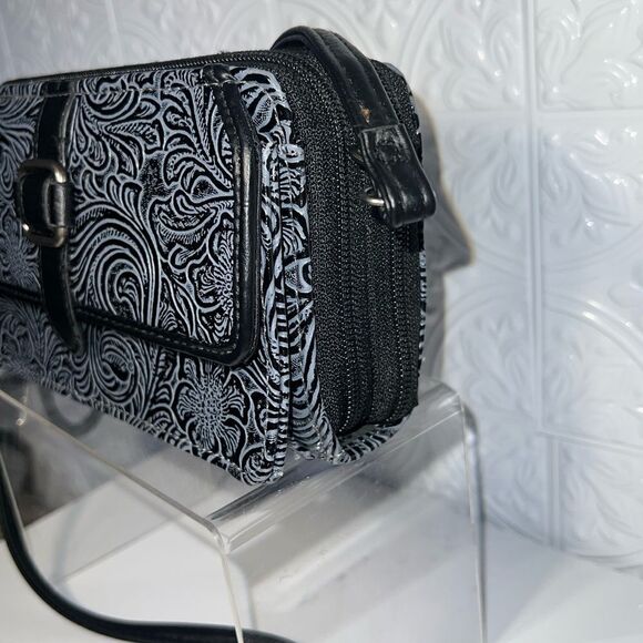 NWOT Authentic Bueno Leather Embossed 2 Way
BRAND NEW - Picture 4 of 9